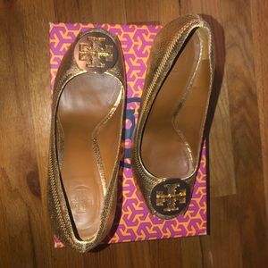 TORY BURCH GOLD WEDGES